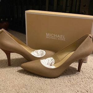 Michael Kors Mid Heel Pump leather, khaki, tan size 8.5